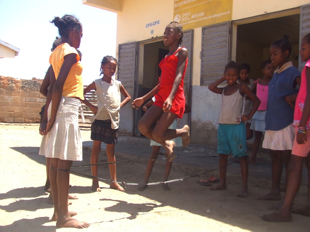 Jouez au jeu de l’élastique avec les enfants de Madagascar