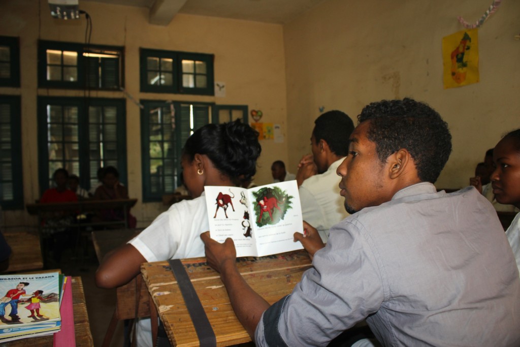 Les enseignants de Tuléar reçoivent une formation sur la pédagogie alternative avec la collection des contes « Bel Avenir »