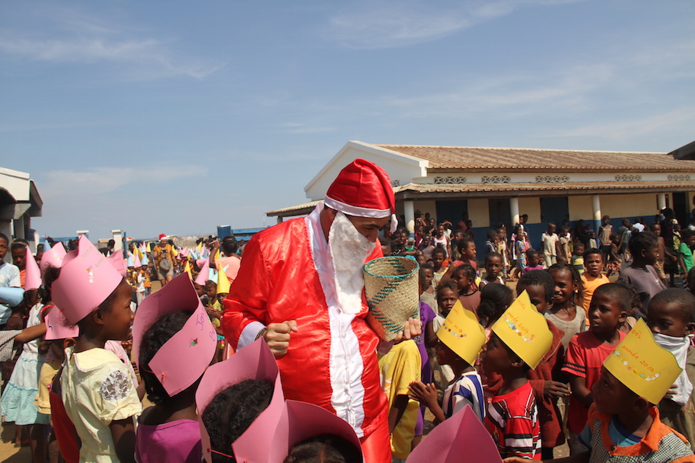 Le Père Noël partage la joie des fêtes de fin d’année aux bénéficiaires de l’ONG Bel Avenir