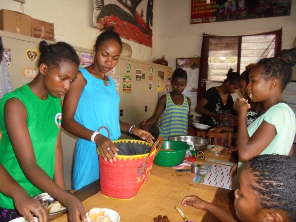 La Bloco Malagasy partage un repas ensemble
