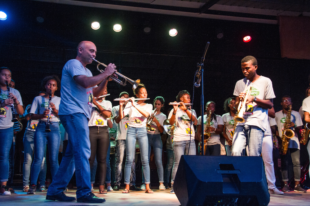 Entre la Malagasy Marching Band et l’orchestre Tamarin, la musique a créé des échanges forts et magiques