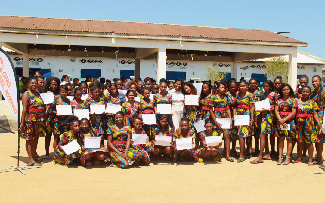 La remise des diplômes pour les mères du Centre d’Accompagnement Intégral des Femmes (CAIF) de l’ONG Bel Avenir.